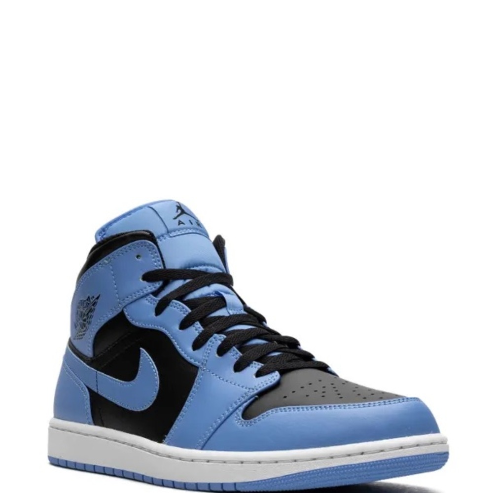 Nike Air Jordan
Air Jordan 1 Mid "University Blue/Black" sneakers